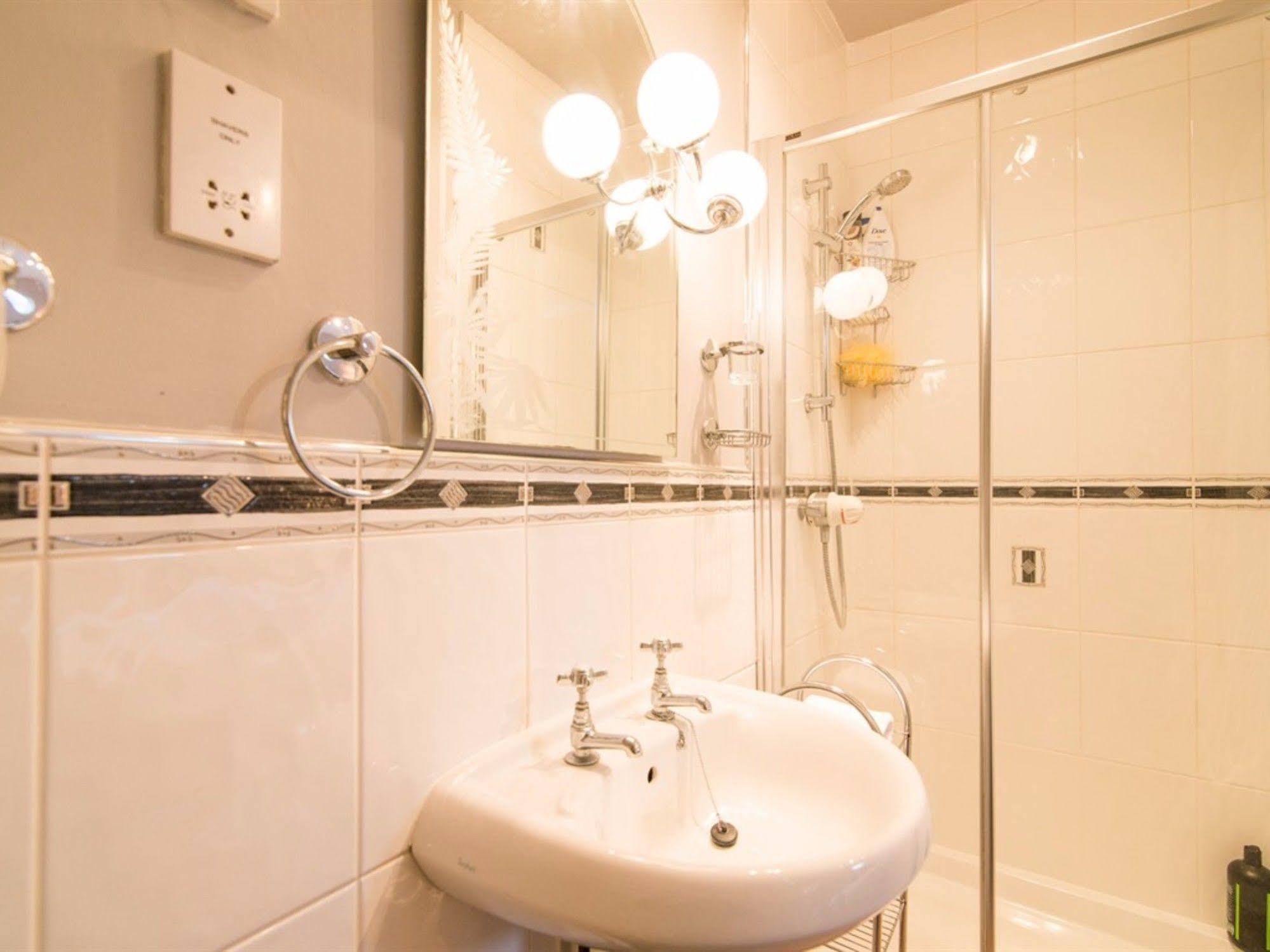 Ayuda House Hotel Altrincham Ngoại thất bức ảnh